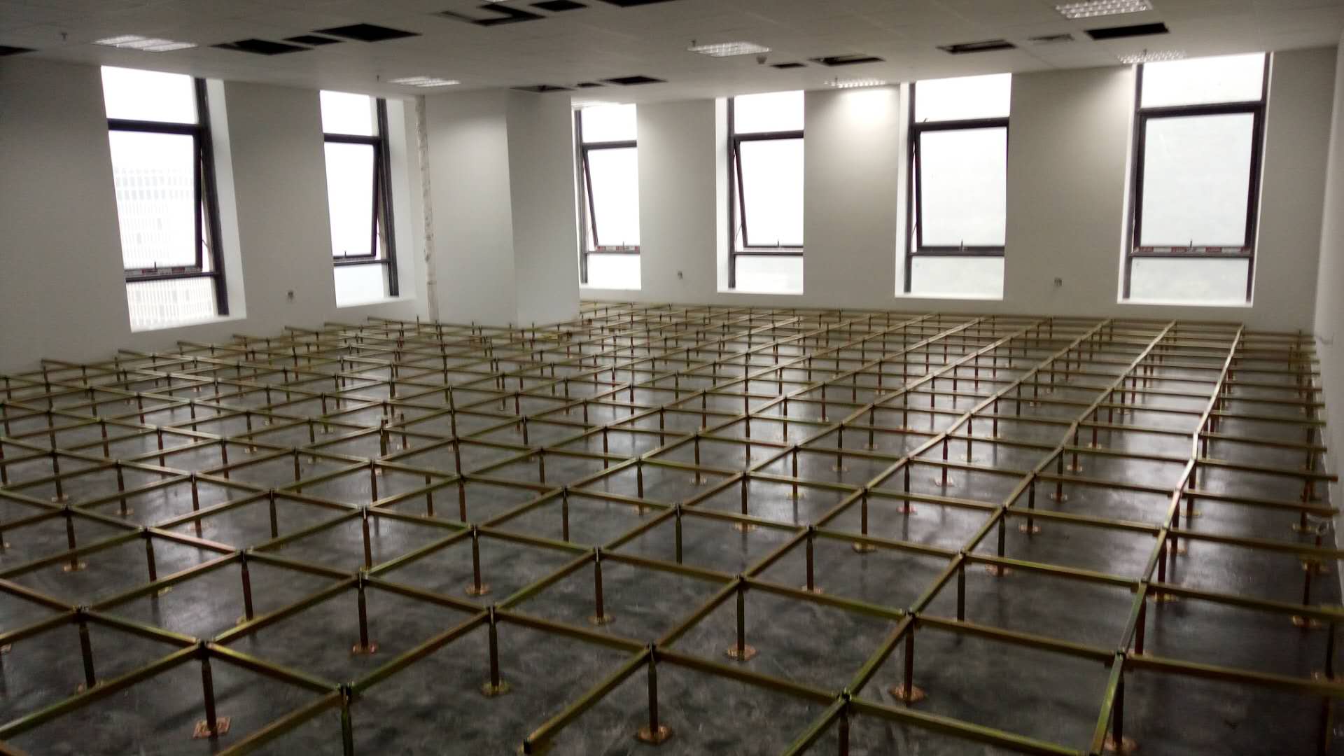 陶瓷面防靜電地板安裝現(xiàn)場(chǎng)